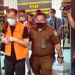 Para tersangka penambangan ilegal batu hitam saat dibawa ke mobil tahanan yang kemudian akan menuju lapas Kelas I Gorontalo