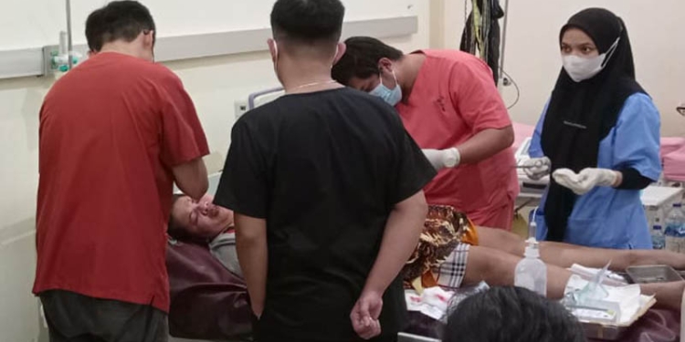 RP menjalani perawatan oleh tim medis RSUD Toto setelah mengalami penaniayaan oleh suami, SP. (istimewa)