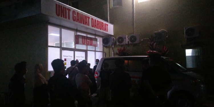 Pihak keluarga Adit Katili dan sejumlah warga Kelurahan Leato Utara berada di UGD RS Multazam Kota Gorontalo, Ahad (10/9/2022) malam.(muhajir/gopos)