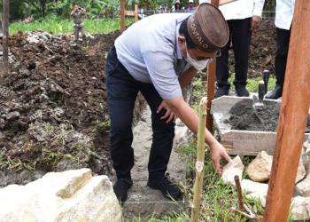 Pj Gubernur Gorontalo, Hamka Hendra Noer, meletakkan batu pertama pembangunan Masjid  Tharawat Taqwa di Kelurahan Bongohulawa, Kecamatan Limboto, Kabupaten Gorontalo, Ahad (11/9/2022)