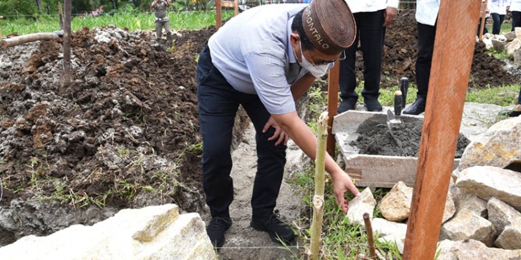 Pj Gubernur Gorontalo, Hamka Hendra Noer, meletakkan batu pertama pembangunan Masjid  Tharawat Taqwa di Kelurahan Bongohulawa, Kecamatan Limboto, Kabupaten Gorontalo, Ahad (11/9/2022)