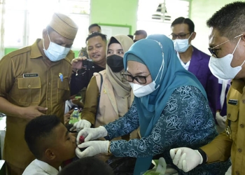 Ketua TP-PKK Provinsi Gorontalo drg. Gamaria Monoarfa didampingi Penjagub Hamka Hendra Noer, saat memeriksa gigi dan mulut siswa siswi SDN 11 Limboto pada peringatan Hari Kesehatan Gigi Nasional (HKGN) tahun 2022, tingkat Provinsi Gorontalo, Senin (12/9/2022). Foto – Ryan