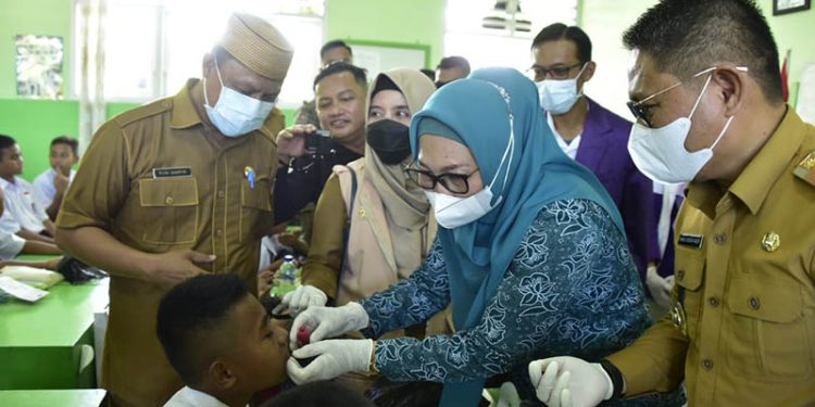 Ketua TP-PKK Provinsi Gorontalo drg. Gamaria Monoarfa didampingi Penjagub Hamka Hendra Noer, saat memeriksa gigi dan mulut siswa siswi SDN 11 Limboto pada peringatan Hari Kesehatan Gigi Nasional (HKGN) tahun 2022, tingkat Provinsi Gorontalo, Senin (12/9/2022). Foto – Ryan