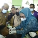 Ketua TP-PKK Provinsi Gorontalo drg. Gamaria Monoarfa didampingi Penjagub Hamka Hendra Noer, saat memeriksa gigi dan mulut siswa siswi SDN 11 Limboto pada peringatan Hari Kesehatan Gigi Nasional (HKGN) tahun 2022, tingkat Provinsi Gorontalo, Senin (12/9/2022). Foto – Ryan