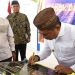 Penjagub Gorontalo, Hamka Hendra Noer (kanan), menandatangani prasasti peresmian RKB santri putri Pesantren Al-Islam di Kecamatan Telaga Biru, Kabupaten Gorontalo, Jumat (16/9/2022). (Foto: Haris/Hms)