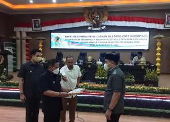 Wali Kota Gorontalo, Marten Taha saat menyerahkan naskah Ranperda perubahan APBD tahun 2022, Kepada Ketua DPRD Kota Gorontalo, Hardi Sidiki, Senin (19/9/2022). (Sari/gopos)