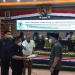 Wali Kota Gorontalo, Marten Taha saat menyerahkan naskah Ranperda perubahan APBD tahun 2022, Kepada Ketua DPRD Kota Gorontalo, Hardi Sidiki, Senin (19/9/2022). (Sari/gopos)