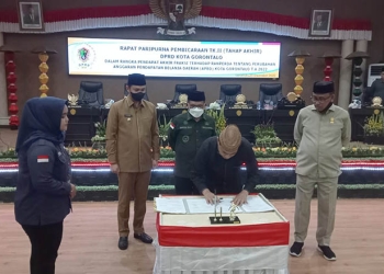Wakil Ketua DPRD Kota Gorontalo, Mohamad Rivai Bukusu, saat mendatangi berita acara, pengesahan Perda APBD Kota Gorontalo tahun anggaran 2022, Selasa malam (20/9/2022). Foto: Sari/gopos