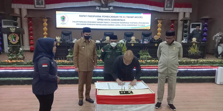 Wakil Ketua DPRD Kota Gorontalo, Mohamad Rivai Bukusu, saat mendatangi berita acara, pengesahan Perda APBD Kota Gorontalo tahun anggaran 2022, Selasa malam (20/9/2022). Foto: Sari/gopos