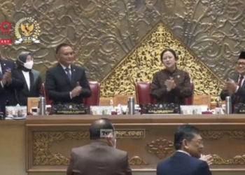 Ketua dan Pimpinan DPR bertepuk tangan bersama merayakan Ulang Tahun Ketua DPR RI, Puan Mahari, saat rapat penyampaian laporan kinerja DPR RI 2019-2024, serta aksi unjuk rasa massa buruh menolak kenaikan harga BBM bersubsidi. (istimewa)