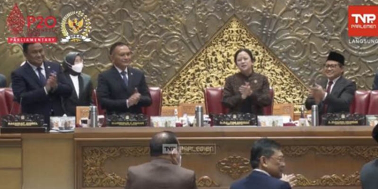 Ketua dan Pimpinan DPR bertepuk tangan bersama merayakan Ulang Tahun Ketua DPR RI, Puan Mahari, saat rapat penyampaian laporan kinerja DPR RI 2019-2024, serta aksi unjuk rasa massa buruh menolak kenaikan harga BBM bersubsidi. (istimewa)