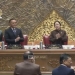 Ketua dan Pimpinan DPR bertepuk tangan bersama merayakan Ulang Tahun Ketua DPR RI, Puan Mahari, saat rapat penyampaian laporan kinerja DPR RI 2019-2024, serta aksi unjuk rasa massa buruh menolak kenaikan harga BBM bersubsidi. (istimewa)