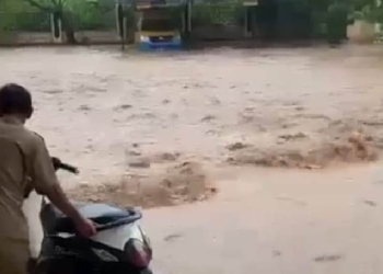 Situasi banjir saat melanda areal Puskesmas Molingkapoto, Kecamatan Kwandang, Kabupaten Gorontalo Utara. (istimewa)