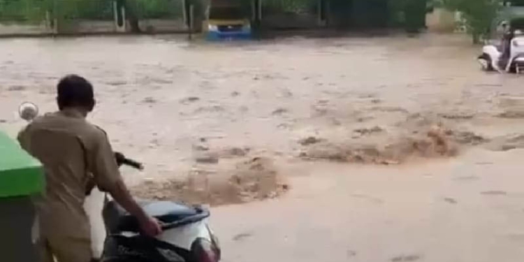 Situasi banjir saat melanda areal Puskesmas Molingkapoto, Kecamatan Kwandang, Kabupaten Gorontalo Utara. (istimewa)