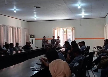 Wakil Ketua DPRD Pohuwato, Idris Kadji, mengamuk dan membanting Microfon saat RDP membahas Polemik Rekrutmen Tenaga Kerja PT. Pets dan PT. Merdeka Gold, di Ruang Rapat DPRD, Senin 26/09/2022 (Istimewa)