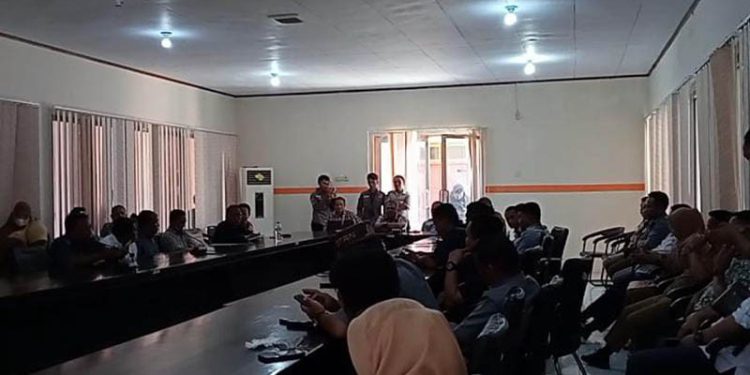 Wakil Ketua DPRD Pohuwato, Idris Kadji, mengamuk dan membanting Microfon saat RDP membahas Polemik Rekrutmen Tenaga Kerja PT. Pets dan PT. Merdeka Gold, di Ruang Rapat DPRD, Senin 26/09/2022 (Istimewa)