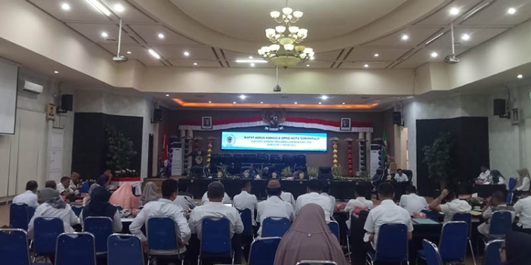 Rapat kerja komisi B, DPRD Kota Gorontalo,  evaluasi serapan anggaran dan realisasi PAD semester 1 tahun 2022. (Foto: Sari/gopos)