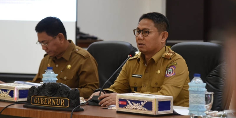 Penjabat Gubernur Gorontalo Hamka Hendra Noer memberikan arahan pada pada rapat pimpinan dalam rangka evaluasi penyerapan anggaran APBD Organisasi Perangkat Daerah (OPD) Provinsi Gorontalo di aula rumah jabatan Gubernur Gorontalo, Selasa (13/9/2022). (Foto:Kominfo Provinsi Gorontalo)