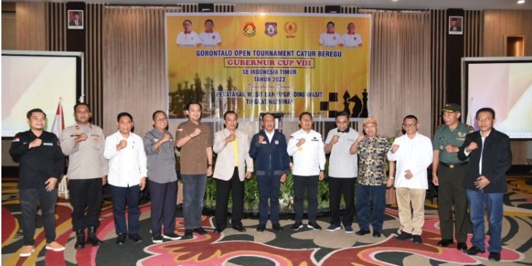 Foto bersama Menpora Zainudin Amali bersama Penjagub Hamka Hendra Noer dan stakeholder terkait lainnya, saat pembukaan turnamen catur beregu se-Indonesia Timur, Gorontalo Open Tournament Catur Beregu Gubernur Cup VIII di Hotel Aston Kota Gorontalo, Kamis, (15/9/2022) . Foto – Nova