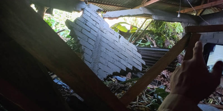 Kondisi rumah warga di Desa Tolomato, Kecamatan Suwawa Tengah, Bone Bolango, rusak akibat dilanda tanah longsor, Kamis (8/9/2022).