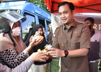 Wakil Wali Kota Gorontalo, Ryan F Kono saat meninjau pagelaran pasar murah di Kelurahan Bulotadaa Barat, Kecamatan Sipatana, Kota Gorontalo. Kamis (15/9/2022). Foto: Humas Pemkot