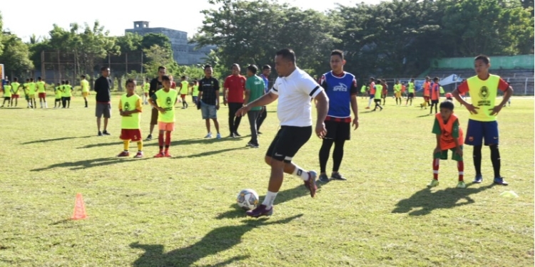 Firman Utina (tengah), melatih 200 siswa SSB se Provinsi Gorontalo pada Festival Grassroot U-12 di Stadion Merdeka, Kota Gorontalo, Jumat (16/9/2022). (Foto: Haris/Hms)