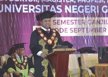 Rektor UNG, Eduart Wolok memberikan sambutan saat prosesi wisuda UNG periode September, Rabu (28/9/2022) (Dok. UNG)