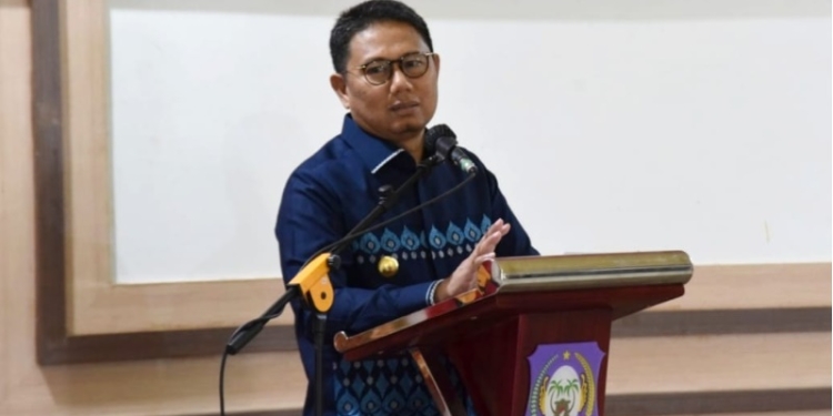 Penjabat Gubernur Gorontalo Hamka Hendra Noer saat memberikan sambutan pada Serah Terima Jabatan Ketua Dharma Wanita Persatuan Provinsi Gorontalo Tahun 2022 di Aula Rujab Dinas Wagub Gorontalo, Minggu (18/9/2022). (Foto: Fadly/Hms)