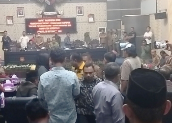 Sejumlah fraksi Walkout saat pembahasan Ranperda APBD-P Kabupaten Gorontalo tahun 2022, Senin malam (26/9/2022). (Foto: Putra/Gopos)