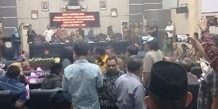 Sejumlah fraksi Walkout saat pembahasan Ranperda APBD-P Kabupaten Gorontalo tahun 2022, Senin malam (26/9/2022). (Foto: Putra/Gopos)