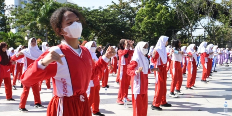 Sejumlah pelajar mengikuti SKJ bersama Menpora Zainudin Amali di Lapangan Damhil UNG, Jumat (16/9/2022). (Foto: Haris/Hms)