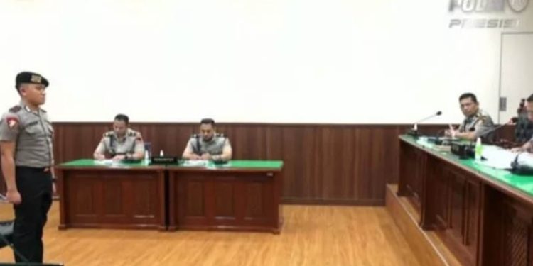 Tangkapan layar sidang etik Bharada Sadam, ajudan sekaligus sopir Irjen Ferdy Sambo terkait pelanggaran etik kategori sedang di Mabes Polri, Jakarta, Senin (12/9/2022)