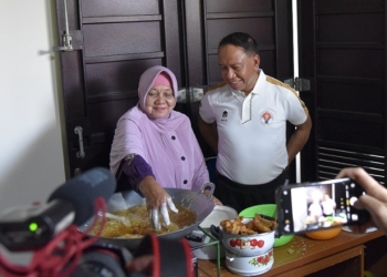 Hartin Maliki alias Ta Nou memamerkan aksi tidak biasa dengan menggoreng pisang menggunakan tangan kosong di hadapan Menpora RI, Zainudin Amali (Dok. UNG)