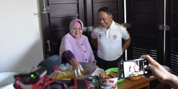 Hartin Maliki alias Ta Nou memamerkan aksi tidak biasa dengan menggoreng pisang menggunakan tangan kosong di hadapan Menpora RI, Zainudin Amali (Dok. UNG)