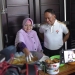 Hartin Maliki alias Ta Nou memamerkan aksi tidak biasa dengan menggoreng pisang menggunakan tangan kosong di hadapan Menpora RI, Zainudin Amali (Dok. UNG)