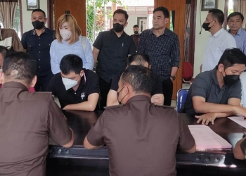 Mabes Polri melimpahkan empat tersangka perkara penambangan batu hitam ke Kejaksaan Negeri Bone Bolango.