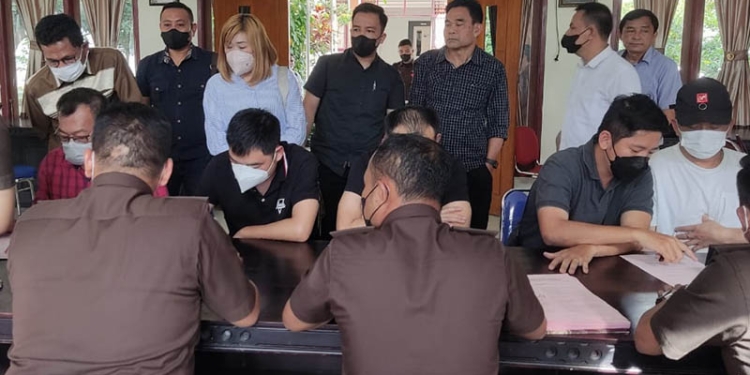 Mabes Polri melimpahkan empat tersangka perkara penambangan batu hitam ke Kejaksaan Negeri Bone Bolango.
