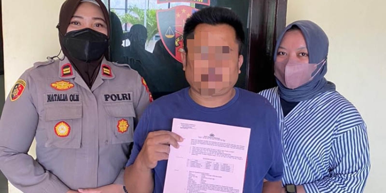 RT alias Romon (tengah) diamankan Polsek Dungingi lantaran diduga melakukan transaksi judi togel online. (istimewa)