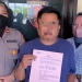 RT alias Romon (tengah) diamankan Polsek Dungingi lantaran diduga melakukan transaksi judi togel online. (istimewa)