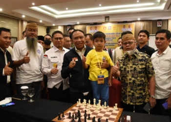 Menteri Pemuda dan Olahraga Zainudin Amali bersama salah seorang peserta catur termuda pada Turnamen Catur Gubernur Gorontalo Cup ke VIII yang diikuti peserta se Indonesia Timur, yang berlangsung di Hotel Aston Kota Gorontalo, (15/9/2022). (Foto – Nova)