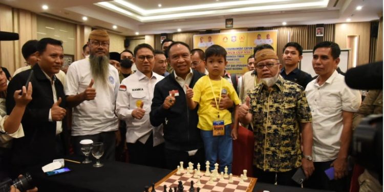Menteri Pemuda dan Olahraga Zainudin Amali bersama salah seorang peserta catur termuda pada Turnamen Catur Gubernur Gorontalo Cup ke VIII yang diikuti peserta se Indonesia Timur, yang berlangsung di Hotel Aston Kota Gorontalo, (15/9/2022). (Foto – Nova)