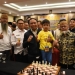 Menteri Pemuda dan Olahraga Zainudin Amali bersama salah seorang peserta catur termuda pada Turnamen Catur Gubernur Gorontalo Cup ke VIII yang diikuti peserta se Indonesia Timur, yang berlangsung di Hotel Aston Kota Gorontalo, (15/9/2022). (Foto – Nova)