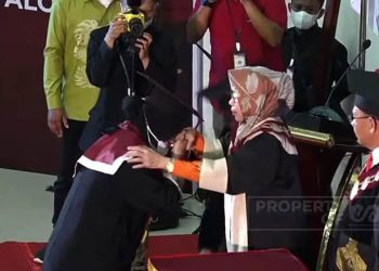 Kurnia saat menjalani prosesi wisuda