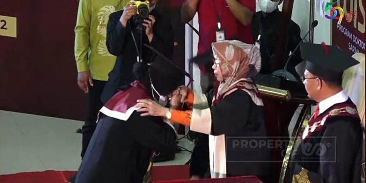 Kurnia saat menjalani prosesi wisuda