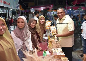Rektor UNG, Eduart Wolok menghadiri Expo UNG dalam memperingati dies natalis ke 59 UNG, (Dok. UNG)
