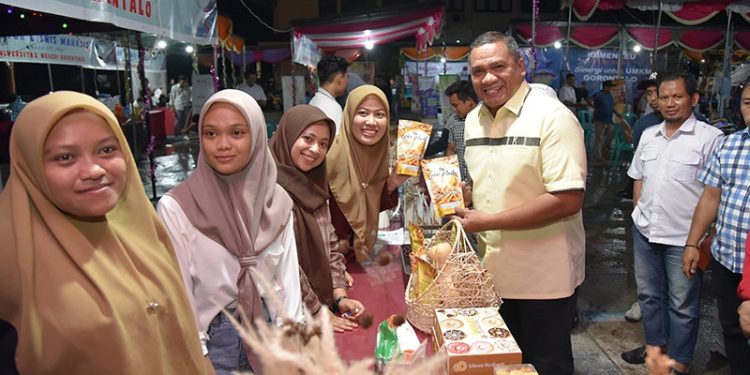 Rektor UNG, Eduart Wolok menghadiri Expo UNG dalam memperingati dies natalis ke 59 UNG, (Dok. UNG)
