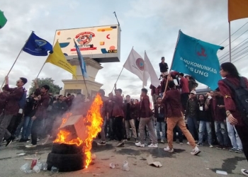 Unjuk rasa Aliansi Mahasiwa Merah Maroon di Simpang Lima Talaga, Jumat (2/9/2022) (muhajir/gopos)