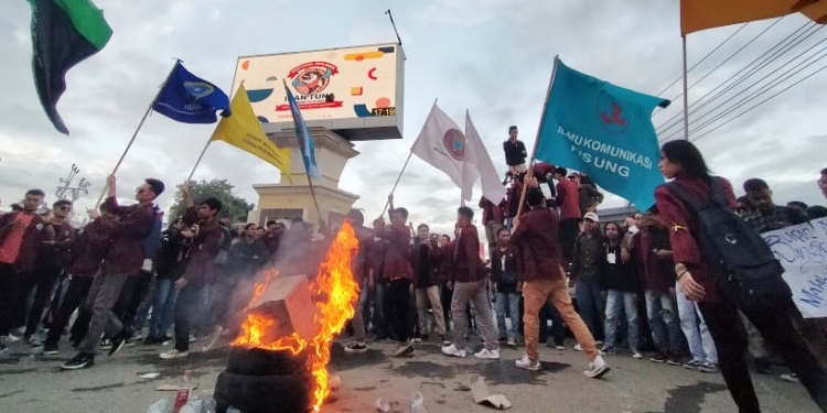 Unjuk rasa Aliansi Mahasiwa Merah Maroon di Simpang Lima Talaga, Jumat (2/9/2022) (muhajir/gopos)