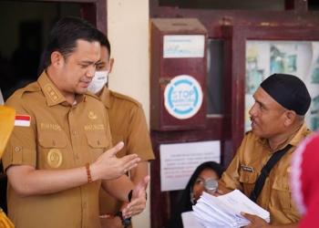 Wakil Wali Kota Gorontalo, Ryan F. Kono meninjau penyaluran BLT di kelurahan di Kota Gorontalo, Selasa (13/9/2022)