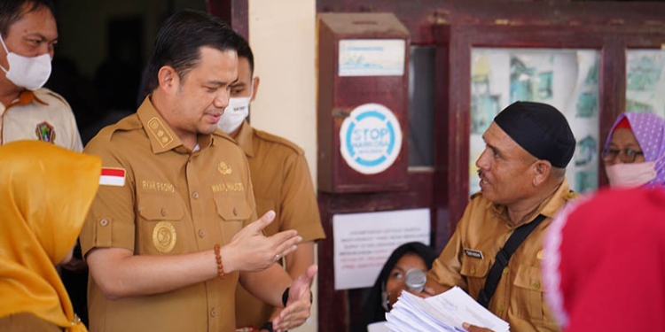 Wakil Wali Kota Gorontalo, Ryan F. Kono meninjau penyaluran BLT di kelurahan di Kota Gorontalo, Selasa (13/9/2022)